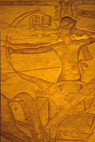 Muinainen Egypti, seinämaalaus/veistos, Ramses II vaunuissaan Kadeshin taistelussa, Ramses II:n ja Nefertarin temppeli, Abu Simbelin kaupunki tekijältä School Egyptian