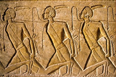 Muinainen Egypti, seinämaalaus/veistos, Rivi vankeja, jotka edustavat Ramses II:n kukistamaa, afrikkalaiseksi kuvattua kushilaiskansaa, Ramses II:n temppeli, Abu Simbel tekijältä School Egyptian