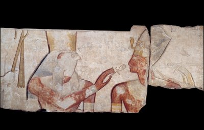 Muinainen egyptiläinen taide: Kuningas Ramses II esitellään jumalallisille Horukselle, Amonille ja Hathorille, jotka antavat hänelle elämän ja kuninkaalliset arvomerkit. Matala kalkkikivireliefi Ramses II a Abydoksen temppelistä noin 1250 eaa. 19. dynastia tekijältä School Egyptian