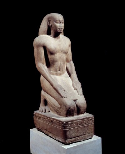 Egyptiläinen antiikki: "" Nakhthorhebin patsas, pappien päällikkö"" Kvartsiittiveistos noin 590. 26. dynastia, Psammetiksen hallituskausi (595-529 eKr.) Pariisi. Louvren taidemuseo tekijältä School Egyptian