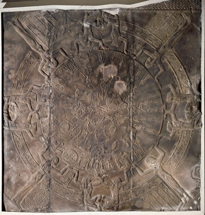 Egyptiläinen antiikki: "" Zodiac"" Matala kohokuvio Osiriksen itäkappelin katosta Hathorin temppelissä Denderahissa. Ptolemaioksen aika (332-30 eKr.) Pariisi, Louvre-museo tekijältä School Egyptian