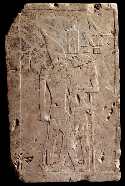 Egyptiläinen antiikki: kalkkikivireliefi, joka kuvaa kuningas Qahedjetiä (Kahedjetia) Horuksen jumalia syleilemässä. Vanha valtakunta. 3. dynastian loppu. 2700-2620 eaa. Pariisi, Louvre-museo tekijältä School Egyptian