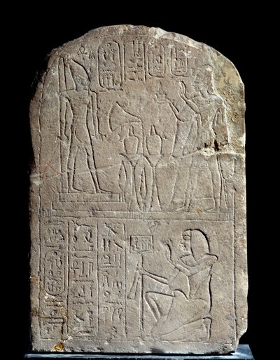 Egyptiläinen antiikki: kalkkikivistele kuningas Anyan kylttioven nimessä. Ripustimessa farao Ramses II tarjoaa suitsukkeita omalle valtavalle jumalalliselle patsalleen. Regne of Ramses II (1279-1213 eKr.). Saqqara serapeumista. Aurinko 0,44x0,3 m Pariisi,  tekijältä School Egyptian