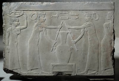 Egyptiläinen antiikki: matala kalkkikivireliefi, joka edustaa naisia, jotka puristavat liljankukkia uuttaakseen "lirinon-uutokseen" kutsuttua esanssia noin 500-400 eKr. (Saiten aikakausi?). Matala aikakausi. Aurinko 0,29x0,37 m Pariisi, musee du Louvre tekijältä School Egyptian