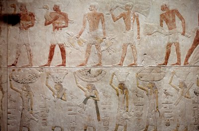Egyptiläinen antiikki: miehet kantavat ankkoja. Kalkkikivireljeef Akhethetep Mastaban kappelista Saqqarassa. 5. dynastia (noin 2500-2350 eKr.) 2300 eaa. Pariisi, Louvre-museo tekijältä School Egyptian