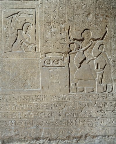 Egyptiläinen antiikin aika: kohokuvio Horminin kalkkikivessä: Sethi I jakaa urhoollisen kauluksen palkinnoksi Horminille, kuninkaan haaremin päällikölle. 19. dynastia (1295-1186 eKr.). Pariisin Louvre-museo tekijältä School Egyptian