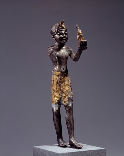Egyptiläinen antiikki: kuninkaan (Sethi I?) patsas uhraamassa Maat. Hopea- ja kultaveistos. Regne of Sethi (1294-1279 eKr.). Himmeä. 19 cm. Pariisi, Louvre-museo tekijältä School Egyptian