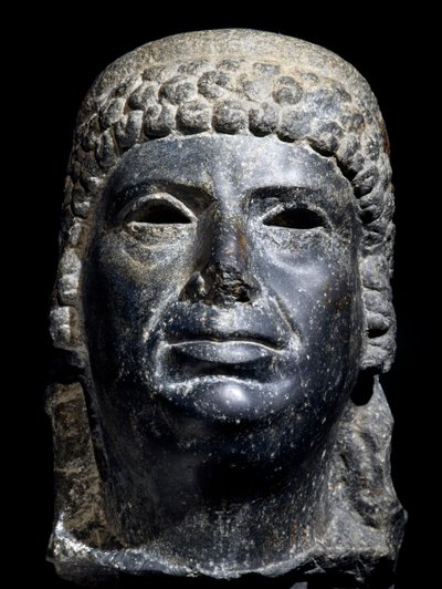 Kleopatra III:n pää, basalttiveistos. Egyptin sivilisaatio, Ptolemaioksen aika, 2. vuosisadalla eKr. tekijältä School Egyptian