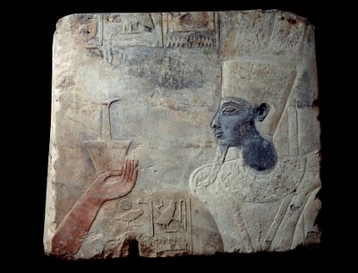 Thutmosis (Tuthmosis tai Thutmus) III a -temppelin kohokuva Elefantti: Faarao, jota seuraa jumalatar, jonka päällä on hieroglyfipylväitä. Veistos gresissä (kivi), noin 1390-1353 eKr. Assuanista, Elefantin sivusto. Pariisi, Louvre-museo tekijältä School Egyptian