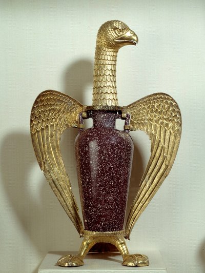Sugerin (abbe Suger) "Kotka"-nimellä tunnettu maljakko: Egyptissä Rooman valtakunnan alaisuudessa valmistettu maljakko, joka on kiinnitetty kultaiseen hopeatukeen ja edustaa Saint-Denisissä 1100-luvulla valmistettua kotkaa. Se on osa Saint-Denis