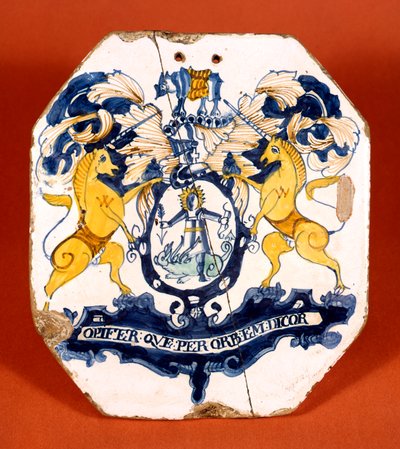 Apteekkilaatta, jossa on Lontoon Worshipful Society of Apothecaries -yhdistyksen vaakuna ja motto (keraaminen) tekijältä School English