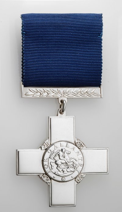 George Cross (hopea silkkinauhalla) tekijältä School English