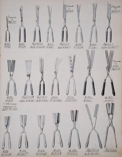 Hiusten kiharrin pihdit, kotimaisten tavaroiden ja tarvikkeiden kauppaluettelosta, n. 1890-1910 (väri litho) tekijältä School English