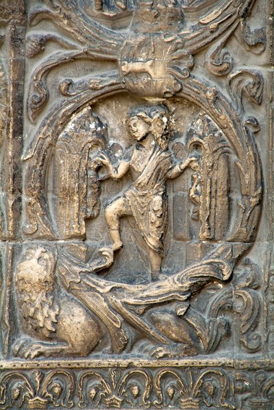 Goottilainen taide: Saint Denisin basilikan länsijulkisivun oikeanpuoleisen portaalin Piedroit, joka edustaa peltojen työtä: tammikuu. Saint-Denis, Ranska tekijältä School French