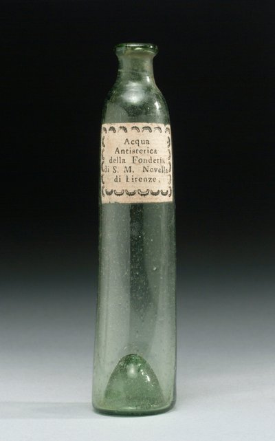 Pullo, joka sisälsi hysteriaa torjuvaa vettä Hänen kuninkaallisen korkeutensa valimosta, Officina Profumo, Farmaceutica di Santa Maria Novella, Firenze, n. 1850-1920 (lasi) tekijältä School Italian