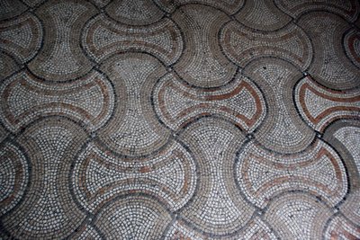 Yksityiskohta lattiakoristeesta (mosaiikki) tekijältä School Italian