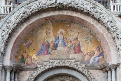 Ylösnoussut Kristus mosaiikki Basilica di San Marcon sisäänkäynnin yläpuolella, Piazza San Marco, Venetsia, Italia (mosaiikki). tekijältä School Italian