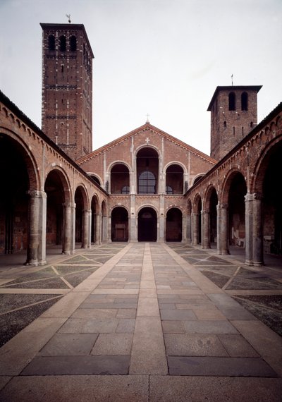 Näkymä Saint Ambrose (Saint Ambrose) kirkon julkisivusta (Basilica di Sant