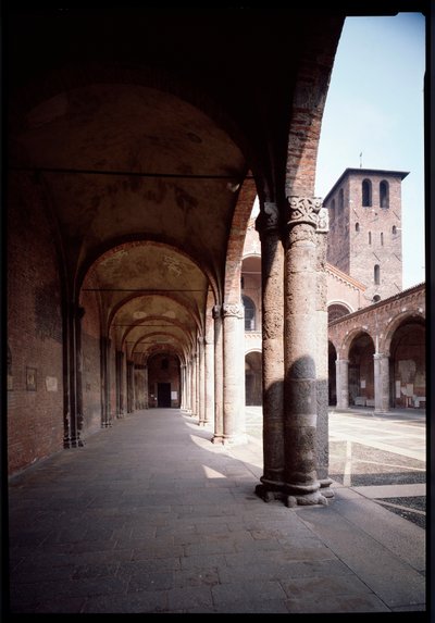 Näkymä Pyhän Ambroseen (Saint Ambrose) kirkon portiksesta (Basilica di Sant