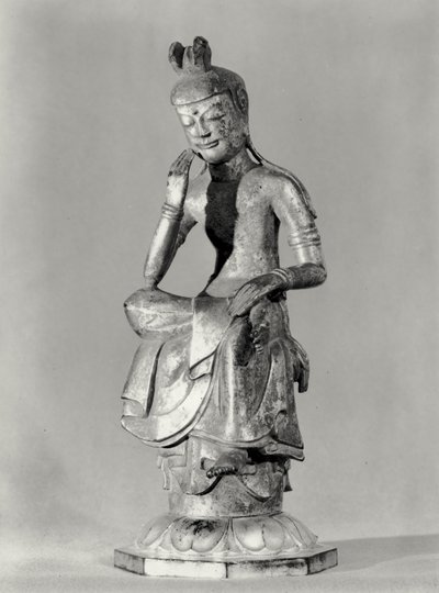 Bodhisattva istuu meditatiivisessa asennossa, n. 645-794 (kullattua pronssia) (m/v kuva) tekijältä Japanese School