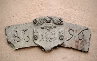 Juutalaisten kuja Obernaissa (67). Palvontapaikat: kaiverrus, jossa on heprealainen päivämäärä ja vastaava kristillisen aikakauden päivämäärä: 1696. Synagoga rakennettiin tiettävästi kaksi vuotta intendantin La Grangen luvalla, mikä mahdollisti J. tekijältä School Jewish