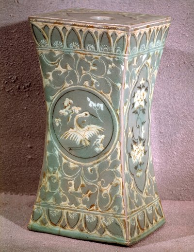 Taidepohja: keraaminen tyyny. Koryo-kausi, 1100-luvun loppu. Kuvataidemuseo, Duksoon palatsi, Korea tekijältä School Korean