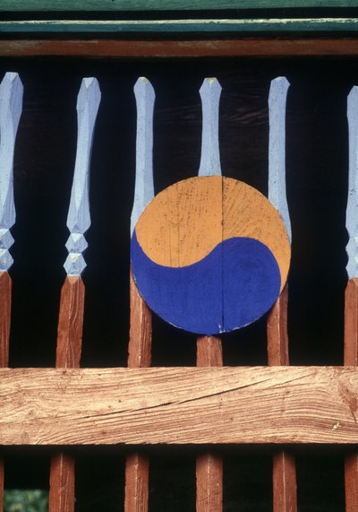 Yin- ja Yang-symboli puisessa esteessä (Kree) tekijältä School Korean