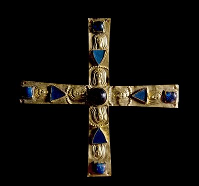 Keskiajan arkeologia (keskiaika). Lombardian barbaaritaide: Gisulfon risti, lehtikullasta ja puolijalokivet, petre enchassee. Lombard-mestarin 7. vuosisadan valmistama. Korkeus: 11 cm. Italia, Cividale del Friuli, Musee archeol tekijältä School Lombard