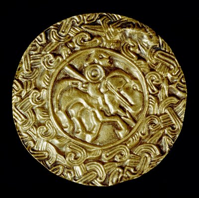 Keskiajan arkeologia (keskiaika). Lombardian barbaaritaide: kultalevy. Keskellä on pyhimys hevosen selässä keihään ja eläinaiheiden ympärillä. Lombard-taide, noin 600. Halkaisija: 47 cm Italia, Cividale del Friuli, Arkeologinen museo tekijältä School Lombard