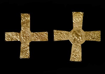 Keskiajan arkeologia (keskiaika). Lombardian barbaaritaide: rintaristit kultalehdissä. Lombard-taide 700-luvulla. Italia, Cividale del Friuli, Arkeologinen museo tekijältä School Lombard