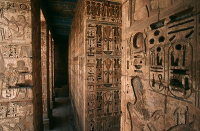Egypti, Medinet Habu, Luxor, Luxorin kuvernööri, Ramses III:n ruumistemppeli. Yksityiskohta pylväistä ja seinistä veistetty hahmoilla ja heiroglyfeillä tekijältä R. and Smith Simkin