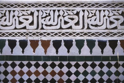 Yksityiskohta seinästä pihalla (laattatyöt ja stukki) tekijältä School Moroccan