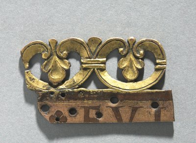 Fragmentti pyhäinjäännöspyhäköstä peräisin olevasta koristekuoresta, n. 1165-1180 (kullattu kupari, email brun (ruskea emali)) tekijältä School Mosan