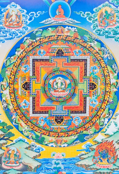 Chenresi mandala; keskellä oleva hahmo kuvaa myötätunnon Buddhaa, Amitava Buddhan taivaallista ilmentymää, aina lähellä kärsiviä olentoja (guassi kankaalla) tekijältä School Nepalese