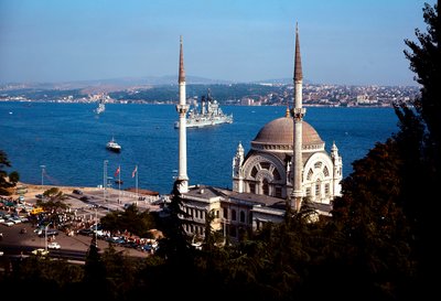Ottomaanien arkkitehtuuri: näkymä Dolmabahcen moskeijalle Bosporinsalmella tekijältä School Ottoman
