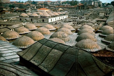 Panoraamanäkymä Istanbuliin Suuren basaarin kupoleineen tekijältä School Ottoman