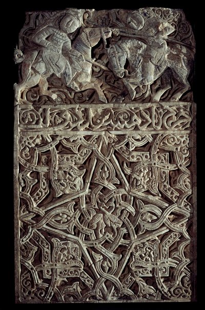 Persialaista taidetta: stukkopaneeli koristaa arabeskeja ja kaksi ratsastajaa taistelevat. Seattle. Taidemuseo tekijältä School Persian