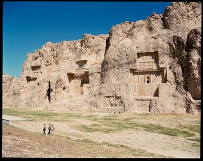 Näkymä Nekropolikselle ja Achaemenid-kuninkaiden neljälle haudalle tekijältä School Persian