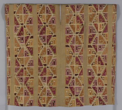 Tunika, 600-800 (puuvillaa ja villaa (kamelikangas), yksi lukittuva kuvakudos; pääntie ja käsivarret viimeistelty villalla (kameli) pilvisillä ompeleilla; saumat yhdistetyt villalla (kamelipuna) parsiompeleissä) tekijältä School Peruvian