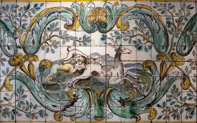 Koirat metsästävät peuroja - Yksityiskohta koristeellisesta laattapaneelista entisen Praian palatsin metsästyshuoneesta, Belem, Lissabon (Portugali) (Kaksi koiraa metsästämässä peuroja - koristepaneeli Praian entisen palatsin metsästyshuoneesta, klo. Belem tekijältä School Portuguese