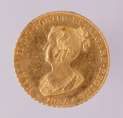 Portugalin kuningatar Maria II:n (1819-1853) kultainen kruunu 1835. Halk. 3,1 cm Napoli, arkeologinen museo tekijältä School Portuguese