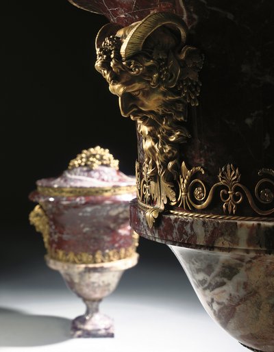 Maljakkopari, n. 1790 (jaspis & ormolu) tekijältä School Russian
