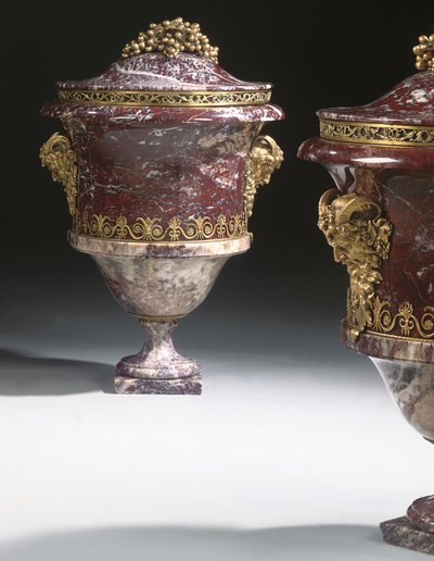 Maljakkopari, n. 1790 (jaspis & ormolu) tekijältä School Russian