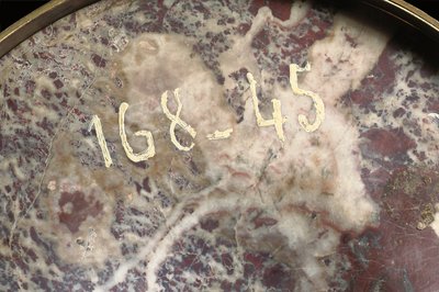 Yksityiskohta yhdestä maljakoparista, n. 1790 (jaspis & ormolu) tekijältä School Russian