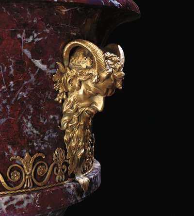 Yksityiskohta yhdestä maljakoparista, n. 1790 (jaspis & ormolu) tekijältä School Russian