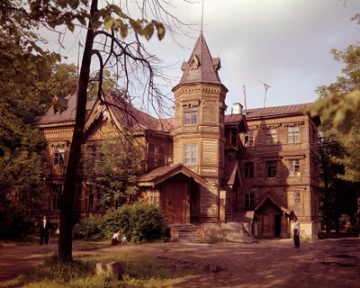 Venäläinen arkkitehtuuri: näkymä 1800-luvun dachasta, venäläisestä maalaistalosta. tekijältä School Russian
