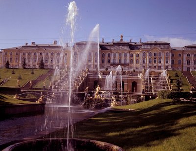 Näkymä Pietarin linnan suuresta vesiputouksesta, joka toteutettiin Pietari Suuren alaisuudessa lähellä Pietaria, Venäjä tekijältä School Russian