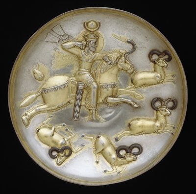 Lautas kuningasmetsästyspässillä, n. 500 jKr (hopeaa, elohopeakultausta, niello-upotus) tekijältä School Sasanian