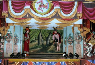 Puppi-teatteri Palermossa. Nämä muinaisista ajoista peräisin olevaan sisilialaiseen perinteeseen kuuluvat nuket pyrkivät kertomaan tarinan valloituksista ja normannien valloituksista. Valokuvan yläosassa on sisilialainen Trinacria-symboli (Trinacria). Pale tekijältä School Sicilian