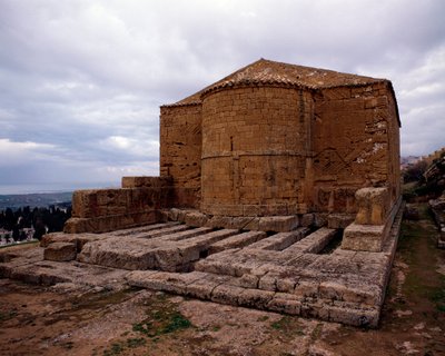 Näkymä keskiaikaisesta San Biagion kirkosta, joka rakennettiin Demetran temppeliin, 480-470 eaa. tekijältä School Sicilian